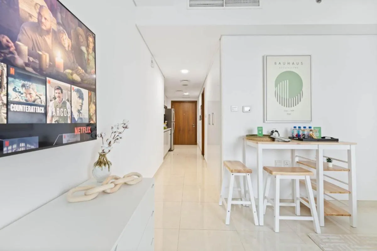 ⁨Cozy Studio 7 Minutes From Dubai Mail⁩ — صورة 18