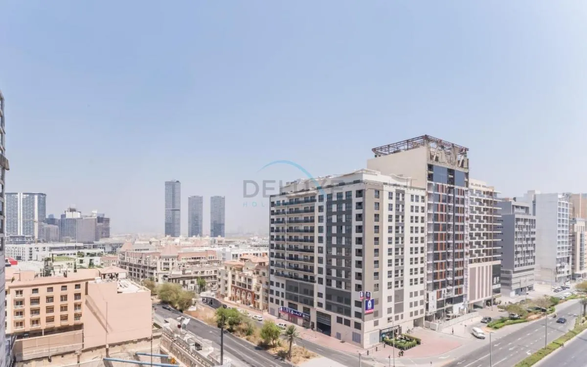 Community Views 1BR Next to Mall and Park, Binghatti Amber, Jumeirah Village Circle by Deluxe Holiday Homes — صورة 4