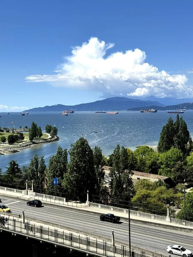 ستوننينغ أوشن سوند وف وافس - فانكوفر، كندا