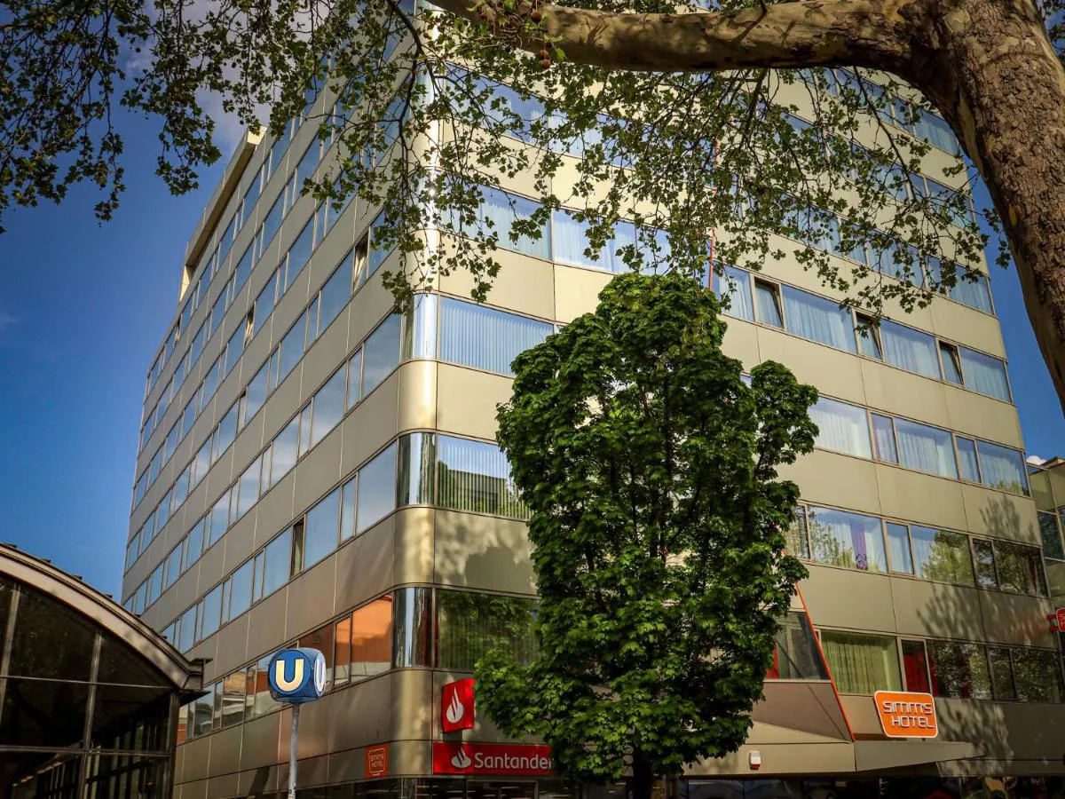 سيممس كيتيهوتل نكست تو مترو و - فيينا، النمسا