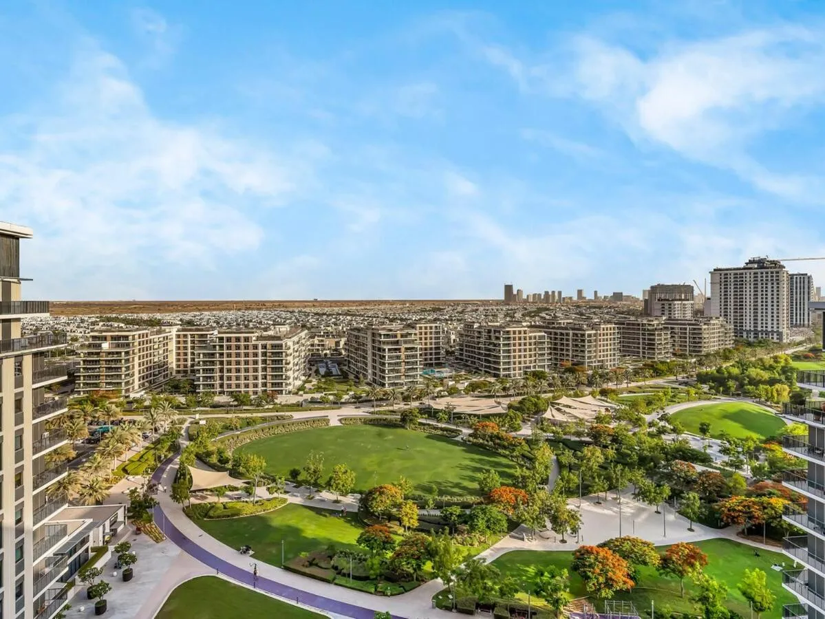 Contemporary Parkfront 2BR Dubai Hills Living — صورة 3