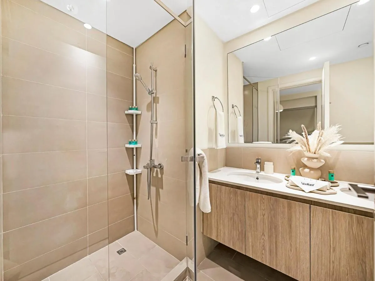 Contemporary Parkfront 2BR Dubai Hills Living — صورة 4