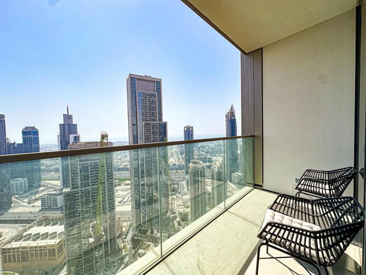 ⁨GRANDE High Floor 1BHK 4 Min Walk Burj Kha Dubai Mall Infinity Pool with Fountain view Free Parking By THE MERIDIAN LUXE⁩ — صورة 3