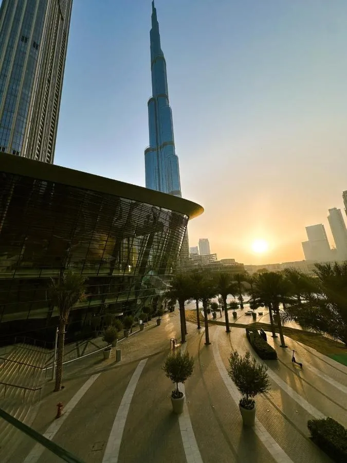 ⁨GRANDE High Floor 1BHK 4 Min Walk Burj Kha Dubai Mall Infinity Pool with Fountain view Free Parking By THE MERIDIAN LUXE⁩ — صورة 4