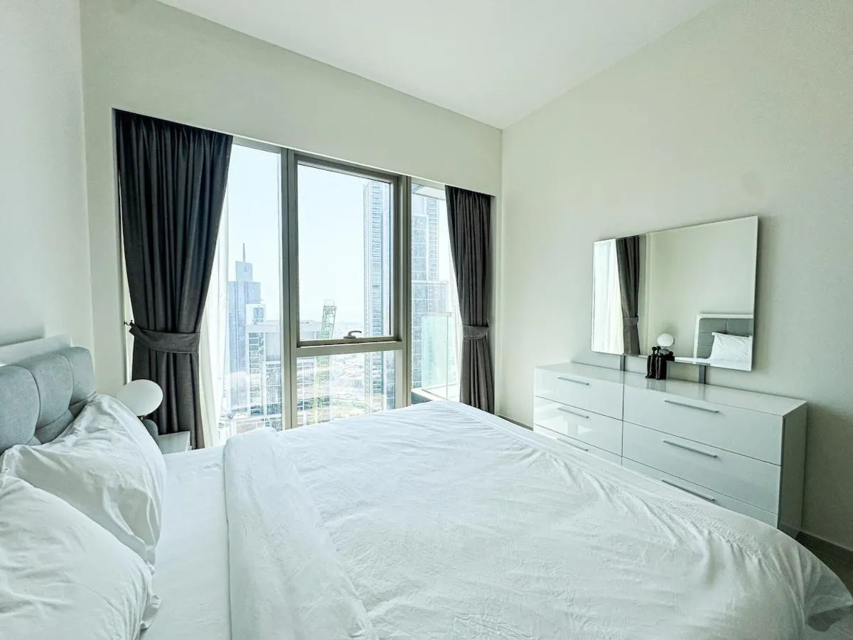 ⁨GRANDE High Floor 1BHK 4 Min Walk Burj Kha Dubai Mall Infinity Pool with Fountain view Free Parking By THE MERIDIAN LUXE⁩ — صورة 5