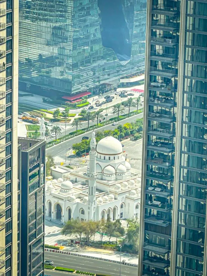 ⁨GRANDE High Floor 1BHK 4 Min Walk Burj Kha Dubai Mall Infinity Pool with Fountain view Free Parking By THE MERIDIAN LUXE⁩ — صورة 8