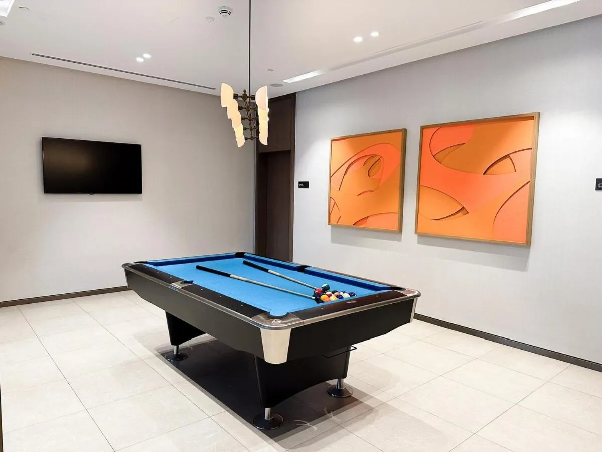 ⁨GRANDE High Floor 1BHK 4 Min Walk Burj Kha Dubai Mall Infinity Pool with Fountain view Free Parking By THE MERIDIAN LUXE⁩ — صورة 9