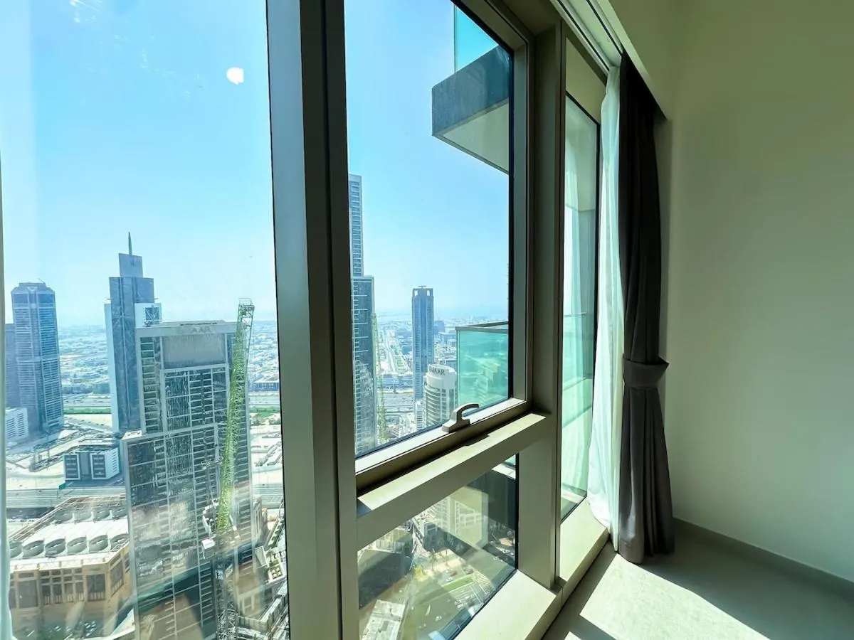 ⁨GRANDE High Floor 1BHK 4 Min Walk Burj Kha Dubai Mall Infinity Pool with Fountain view Free Parking By THE MERIDIAN LUXE⁩ — صورة 12