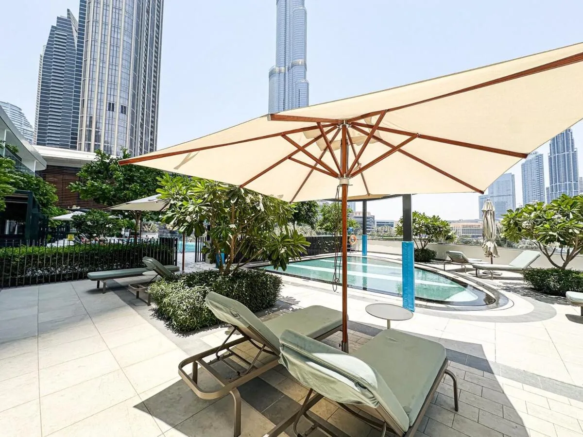 ⁨GRANDE High Floor 1BHK 4 Min Walk Burj Kha Dubai Mall Infinity Pool with Fountain view Free Parking By THE MERIDIAN LUXE⁩ — صورة 15