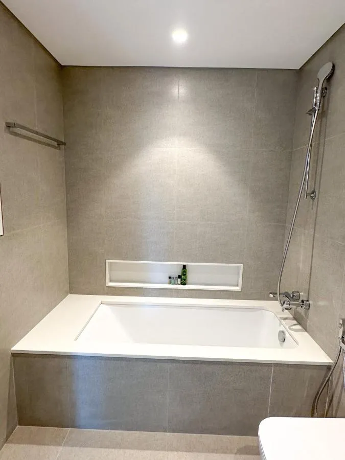 ⁨GRANDE High Floor 1BHK 4 Min Walk Burj Kha Dubai Mall Infinity Pool with Fountain view Free Parking By THE MERIDIAN LUXE⁩ — صورة 17