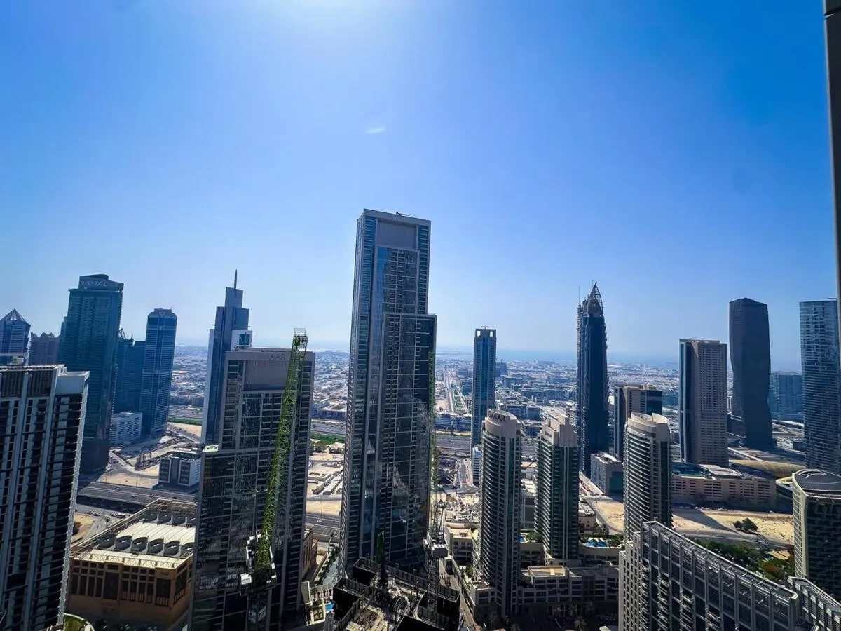 ⁨GRANDE High Floor 1BHK 4 Min Walk Burj Kha Dubai Mall Infinity Pool with Fountain view Free Parking By THE MERIDIAN LUXE⁩ — صورة 20