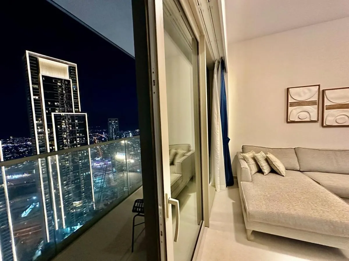 ⁨GRANDE High Floor 1BHK 4 Min Walk Burj Kha Dubai Mall Infinity Pool with Fountain view Free Parking By THE MERIDIAN LUXE⁩ — صورة 27