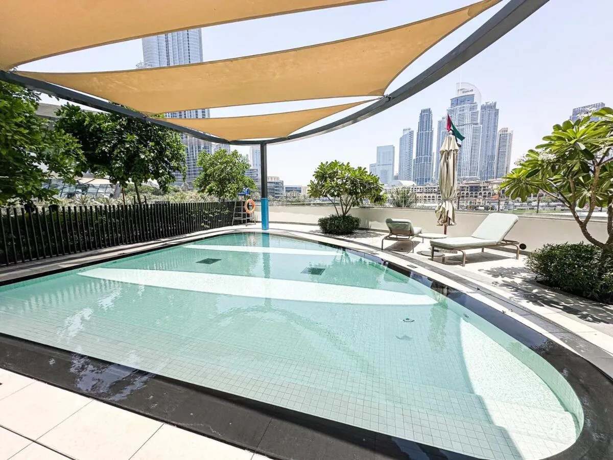 ⁨GRANDE High Floor 1BHK 4 Min Walk Burj Kha Dubai Mall Infinity Pool with Fountain view Free Parking By THE MERIDIAN LUXE⁩ — صورة 36