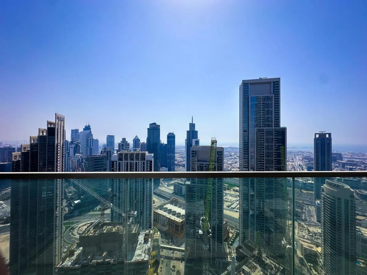 ⁨GRANDE High Floor 1BHK 4 Min Walk Burj Kha Dubai Mall Infinity Pool with Fountain view Free Parking By THE MERIDIAN LUXE⁩ — صورة 37