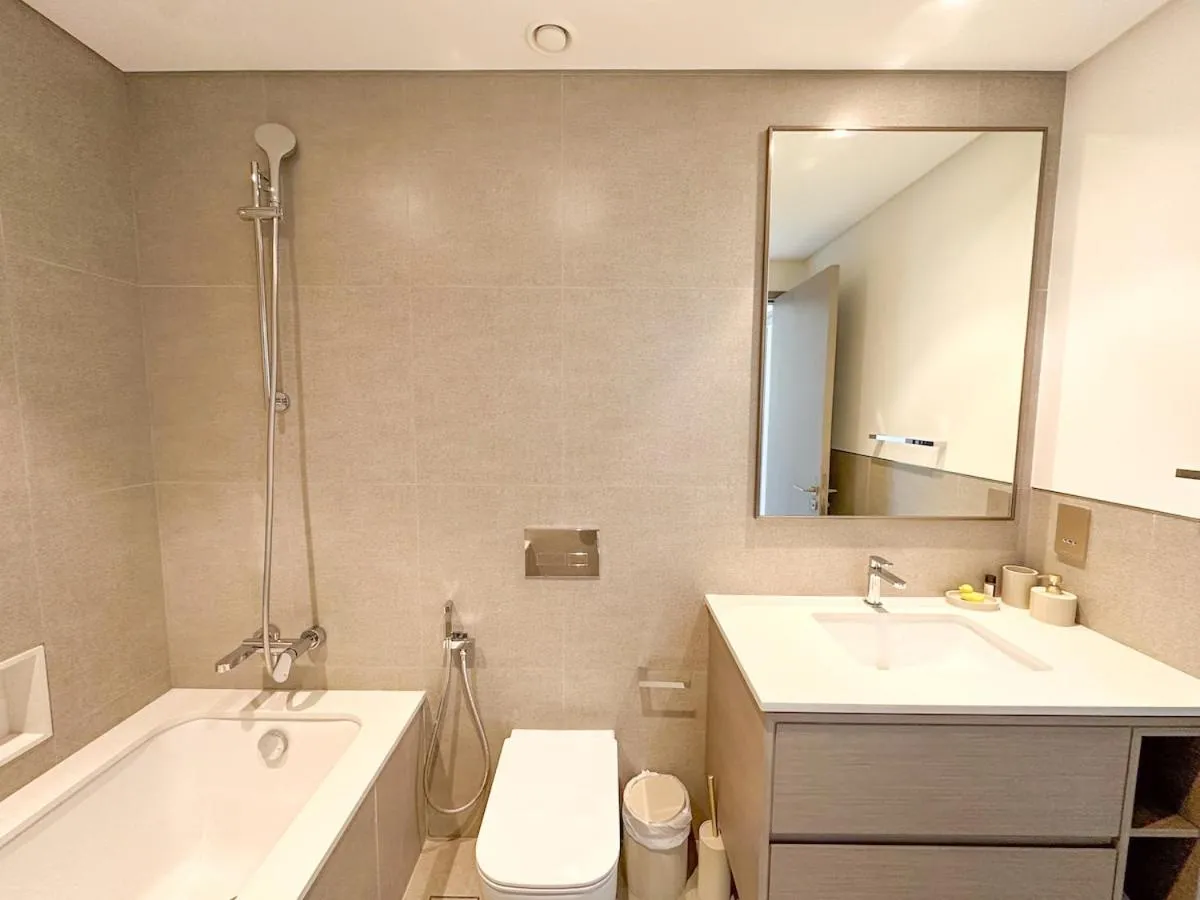 ⁨GRANDE High Floor 1BHK 4 Min Walk Burj Kha Dubai Mall Infinity Pool with Fountain view Free Parking By THE MERIDIAN LUXE⁩ — صورة 39