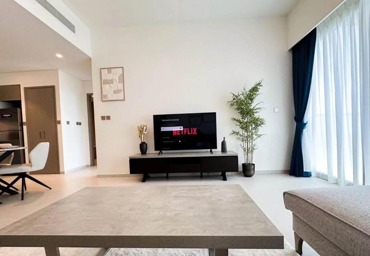 ⁨GRANDE High Floor 1BHK 4 Min Walk Burj Kha Dubai Mall Infinity Pool with Fountain view Free Parking By THE MERIDIAN LUXE⁩ — صورة 42