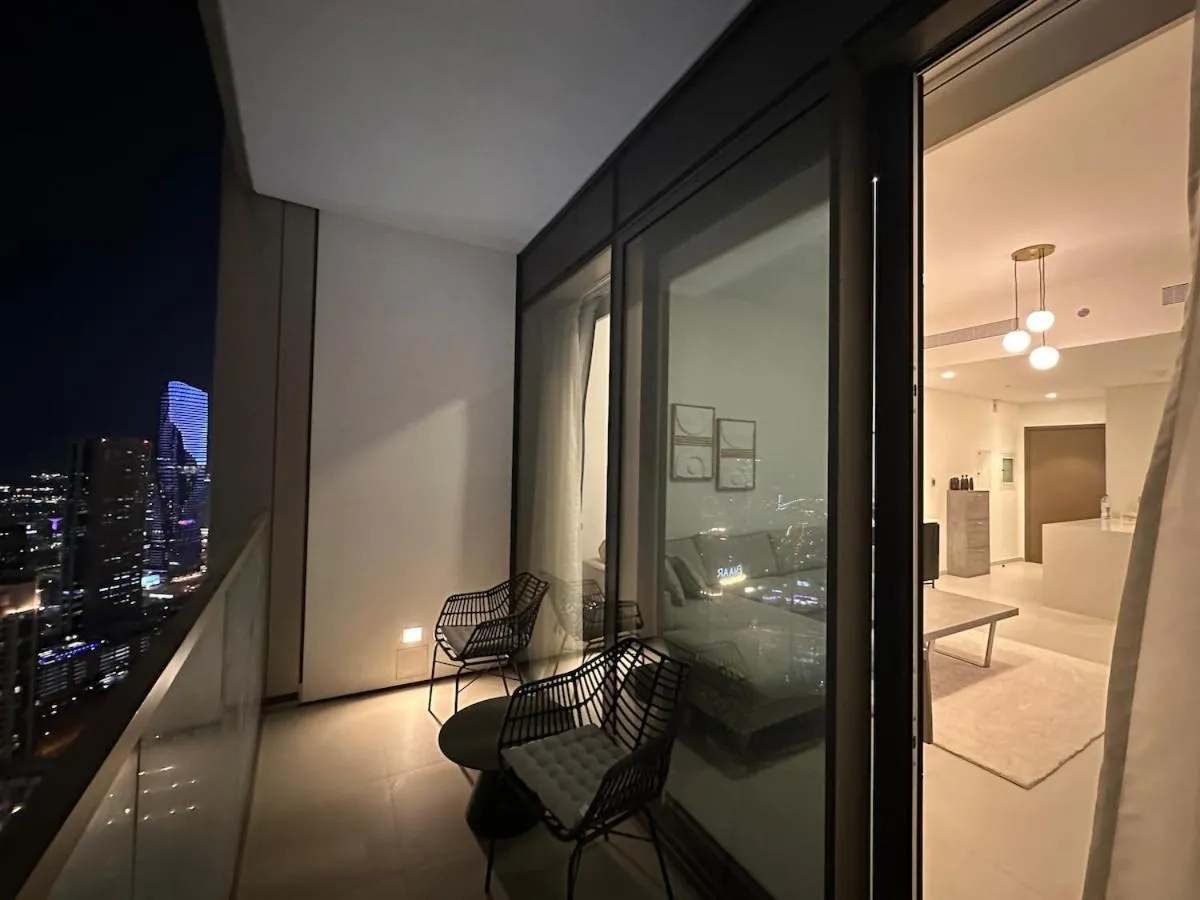 ⁨GRANDE High Floor 1BHK 4 Min Walk Burj Kha Dubai Mall Infinity Pool with Fountain view Free Parking By THE MERIDIAN LUXE⁩ — صورة 50
