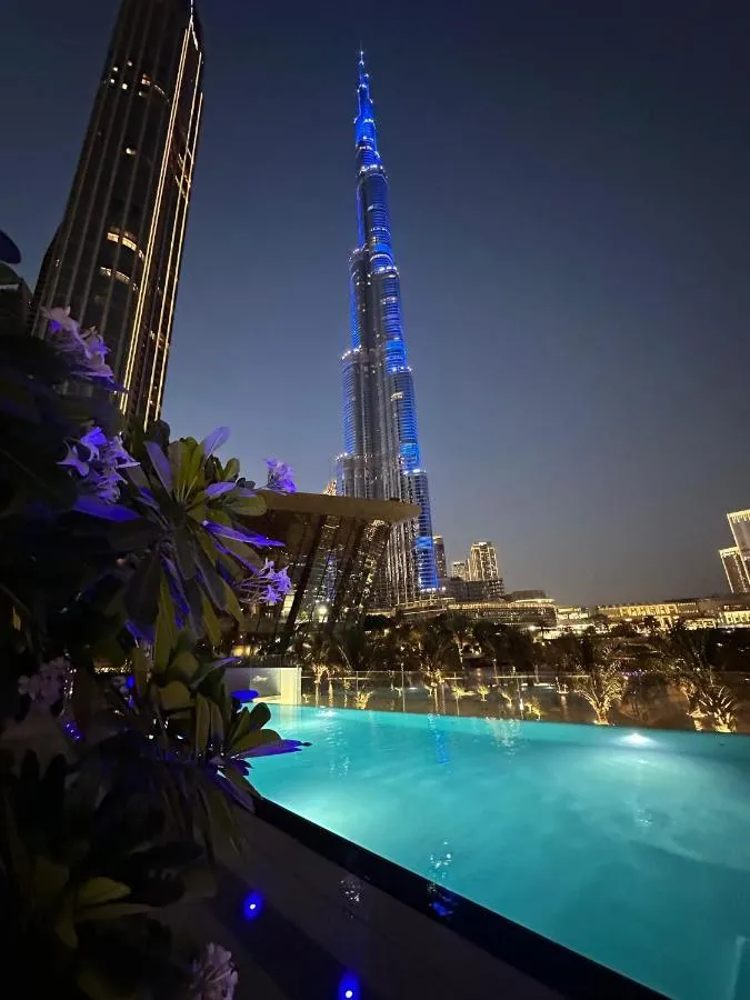 ⁨GRANDE High Floor 1BHK 4 Min Walk Burj Kha Dubai Mall Infinity Pool with Fountain view Free Parking By THE MERIDIAN LUXE⁩ — صورة 2