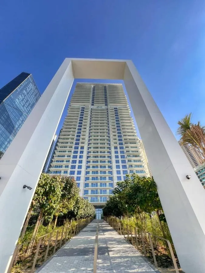 ⁨LA VIE 1BDR in JBR with Private Beach⁩ — صورة 40