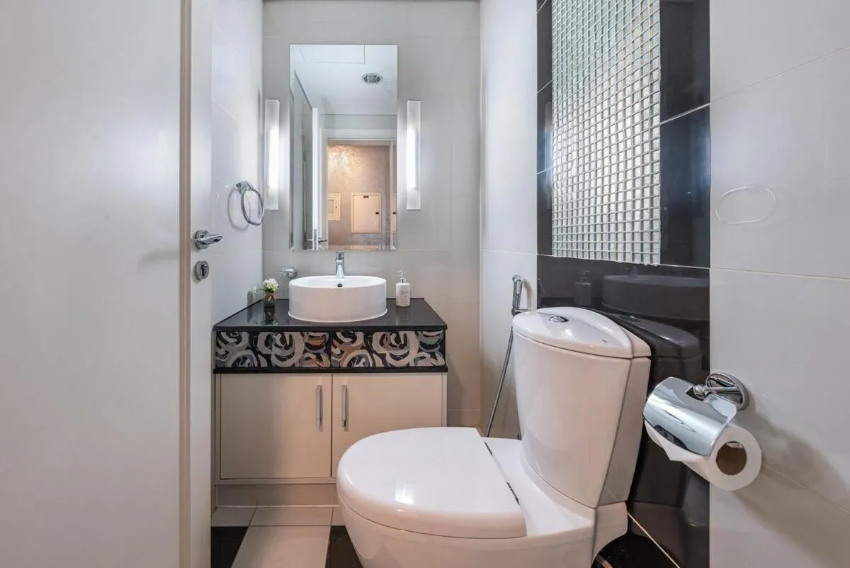 ⁨2min to Dubai Mall - Pool, Gym, Sauna - Full Burj View⁩ — صورة 25