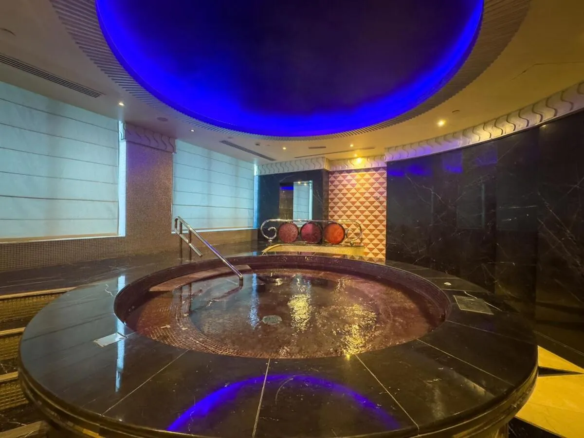 ⁨2min to Dubai Mall - Pool, Gym, Sauna - Full Burj View⁩ — صورة 31