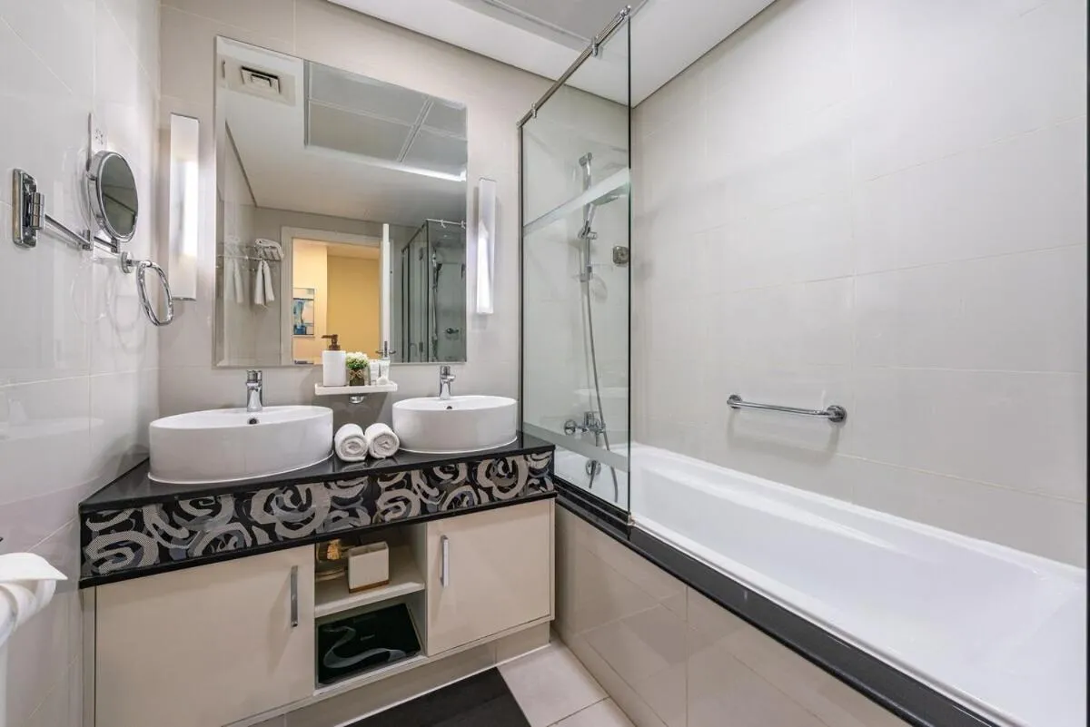 ⁨2min to Dubai Mall - Pool, Gym, Sauna - Full Burj View⁩ — صورة 40