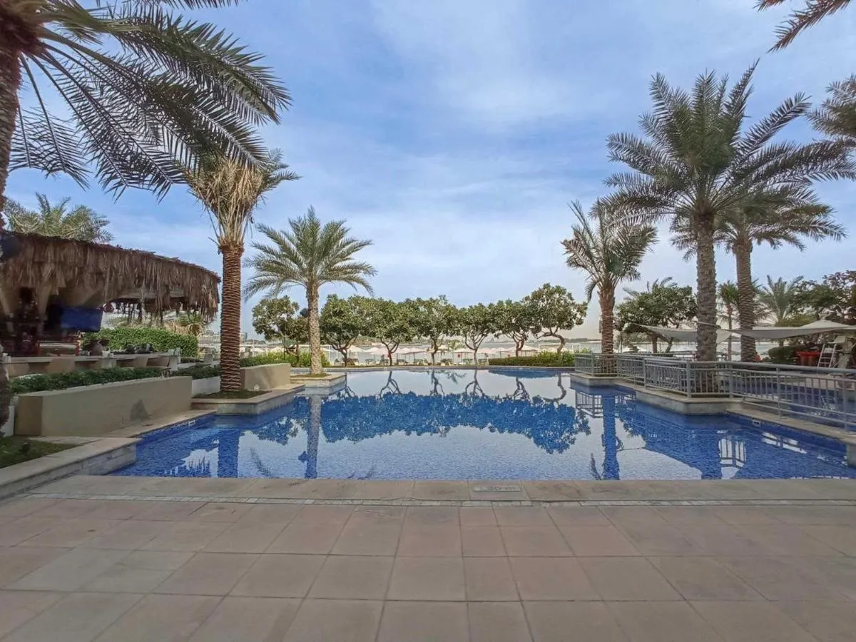 ⁨Free housekeeping visits during your stay - StayShort - 2 Bed in Palm Jumeirah Sleeps 4 with Beach Access⁩ — صورة 29