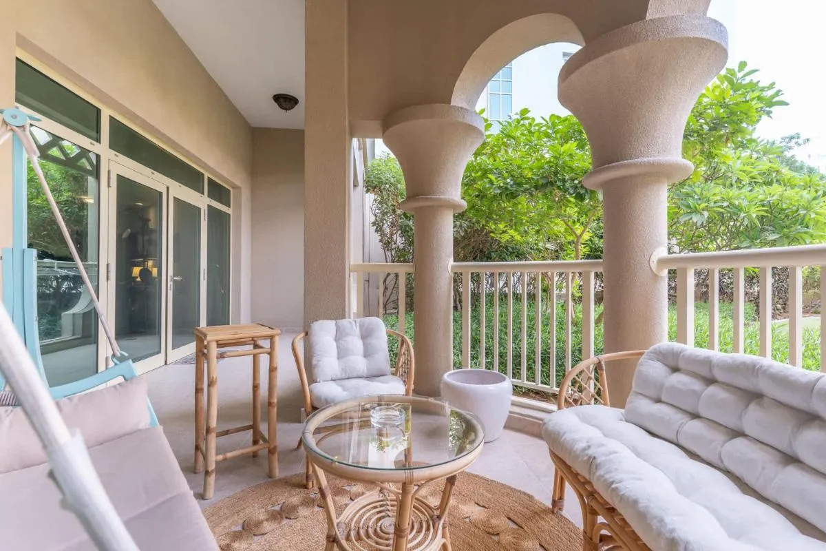 ⁨Free housekeeping visits during your stay - StayShort - 2 Bed in Palm Jumeirah Sleeps 4 with Beach Access⁩ — صورة 6