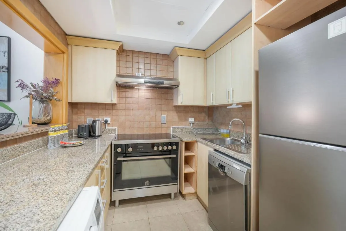 ⁨Free housekeeping visits during your stay - StayShort - 2 Bed in Palm Jumeirah Sleeps 4 with Beach Access⁩ — صورة 10