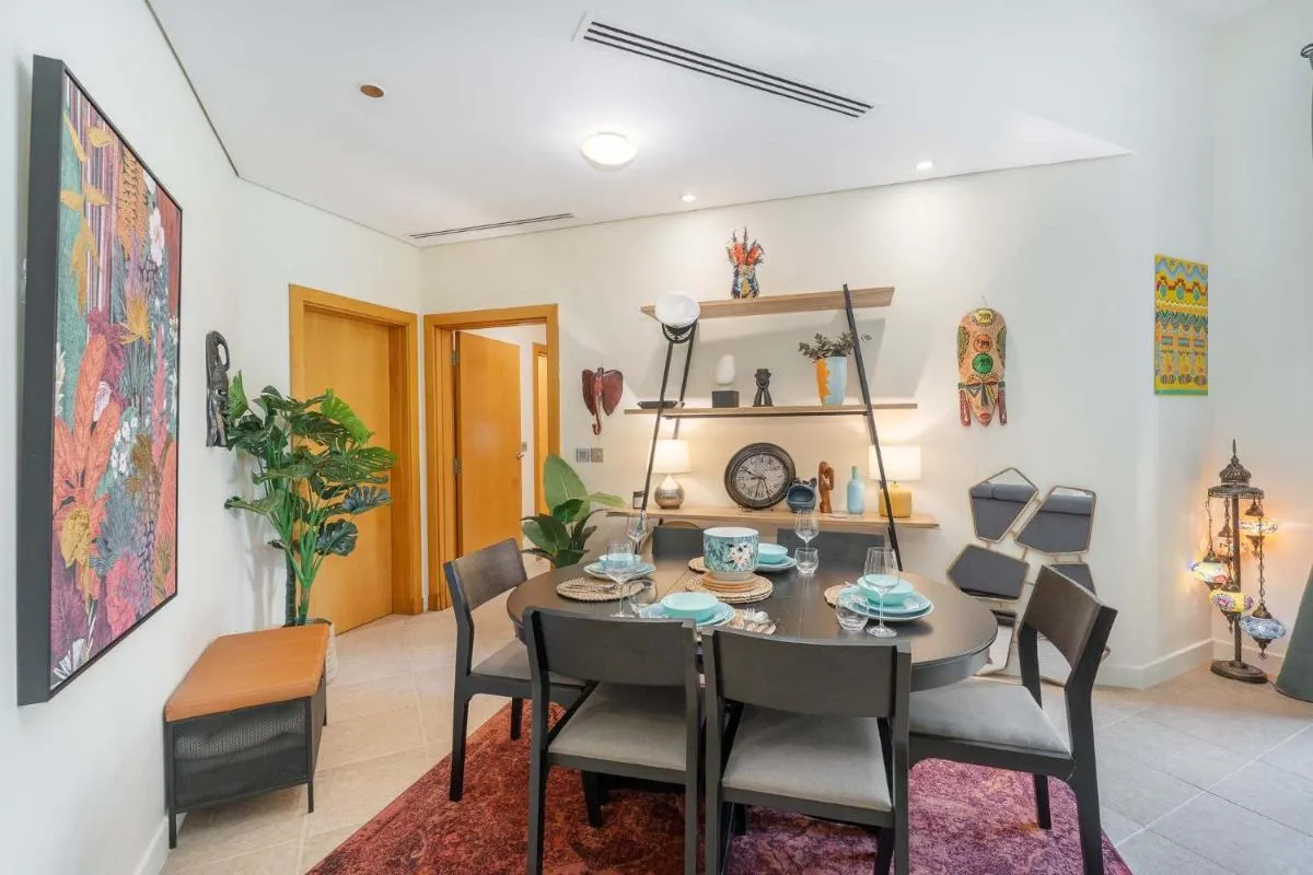 ⁨Free housekeeping visits during your stay - StayShort - 2 Bed in Palm Jumeirah Sleeps 4 with Beach Access⁩ — صورة 11