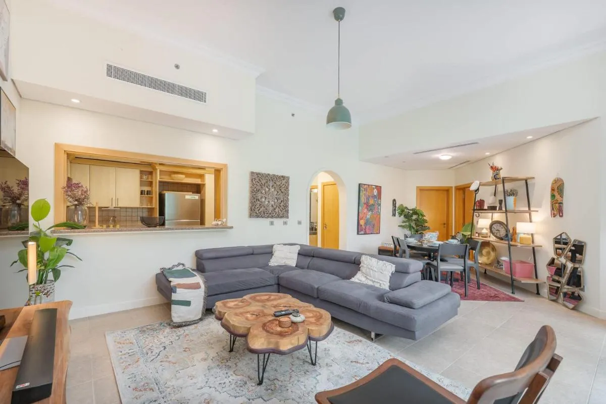 ⁨Free housekeeping visits during your stay - StayShort - 2 Bed in Palm Jumeirah Sleeps 4 with Beach Access⁩ — صورة 12