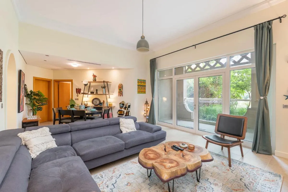 ⁨Free housekeeping visits during your stay - StayShort - 2 Bed in Palm Jumeirah Sleeps 4 with Beach Access⁩ — صورة 13