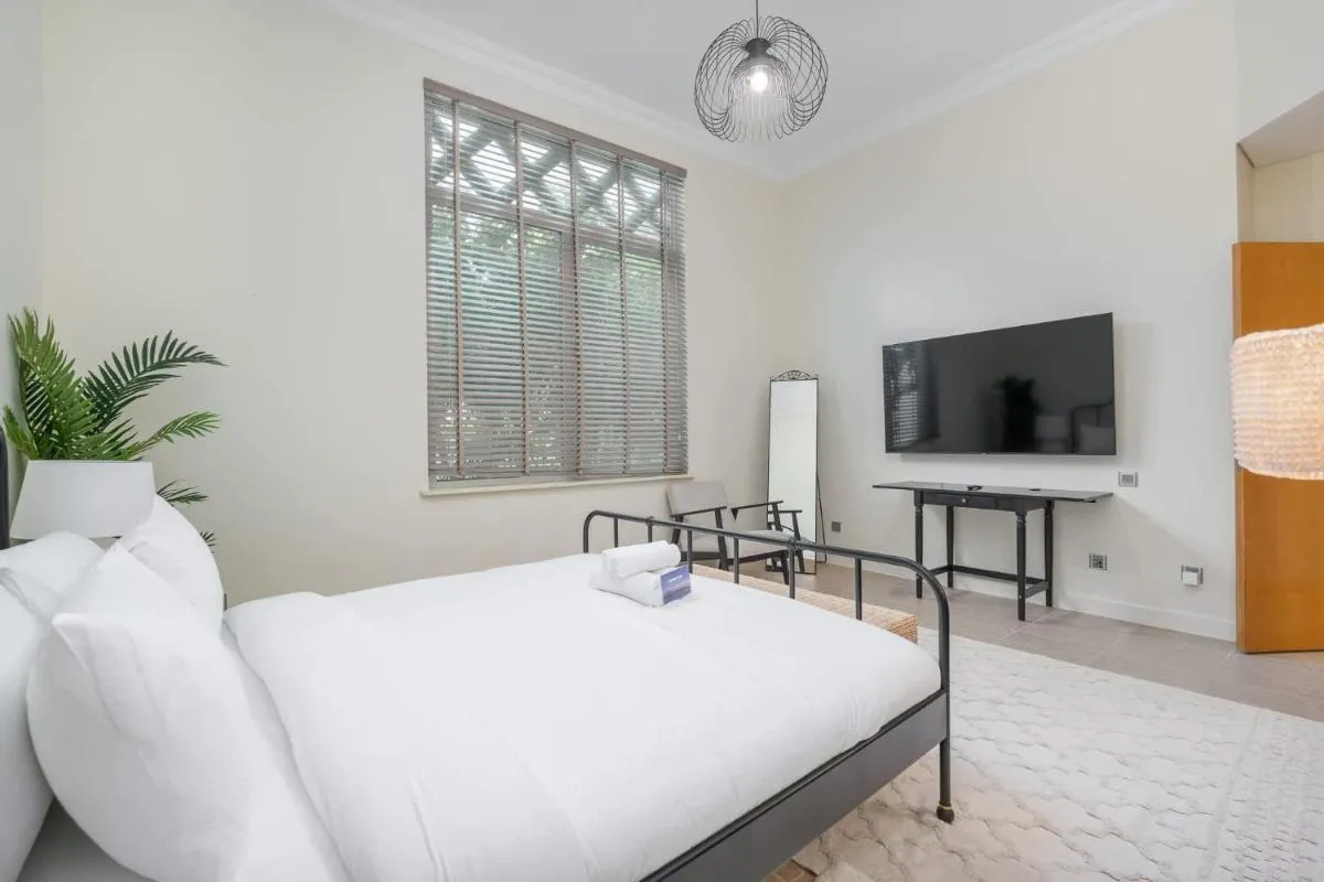 ⁨Free housekeeping visits during your stay - StayShort - 2 Bed in Palm Jumeirah Sleeps 4 with Beach Access⁩ — صورة 15