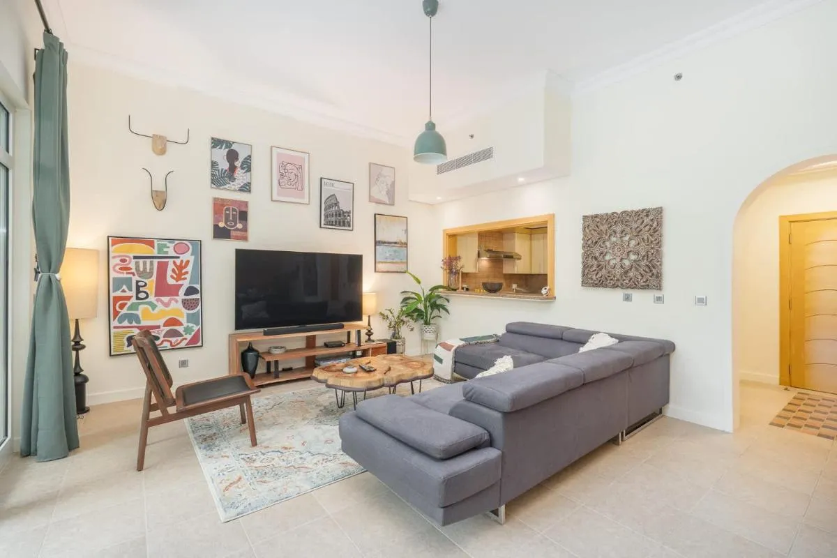 ⁨Free housekeeping visits during your stay - StayShort - 2 Bed in Palm Jumeirah Sleeps 4 with Beach Access⁩ — صورة 14