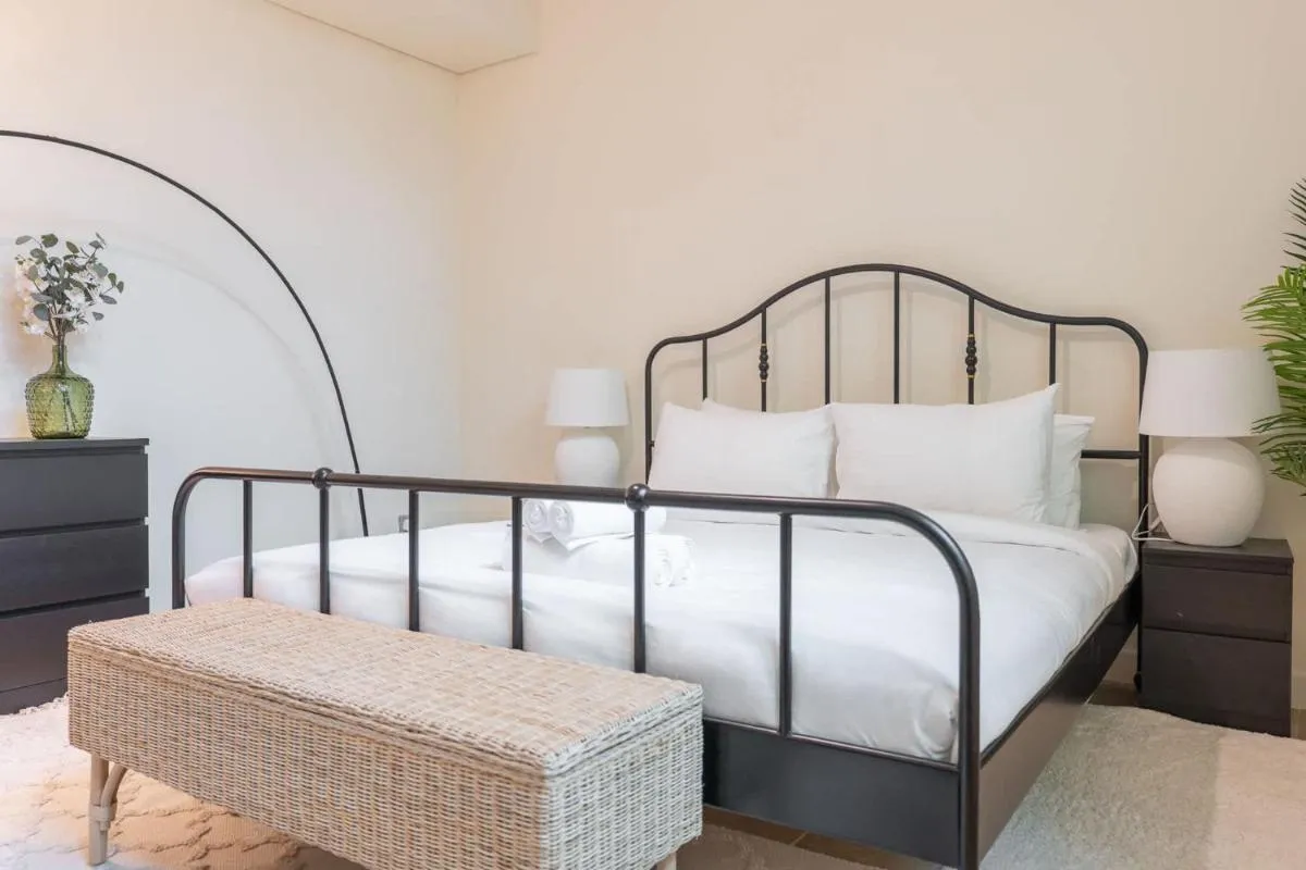 ⁨Free housekeeping visits during your stay - StayShort - 2 Bed in Palm Jumeirah Sleeps 4 with Beach Access⁩ — صورة 16