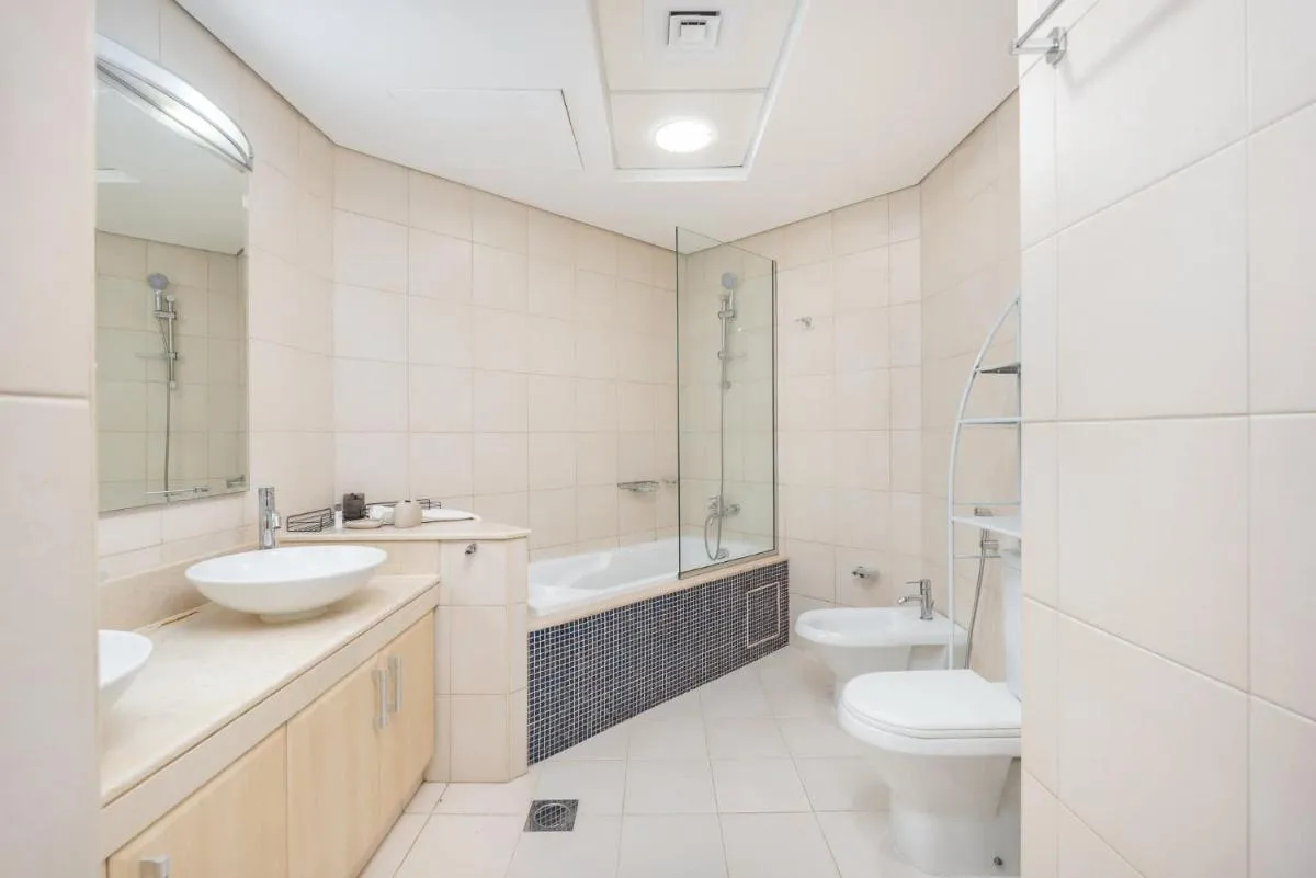 ⁨Free housekeeping visits during your stay - StayShort - 2 Bed in Palm Jumeirah Sleeps 4 with Beach Access⁩ — صورة 17