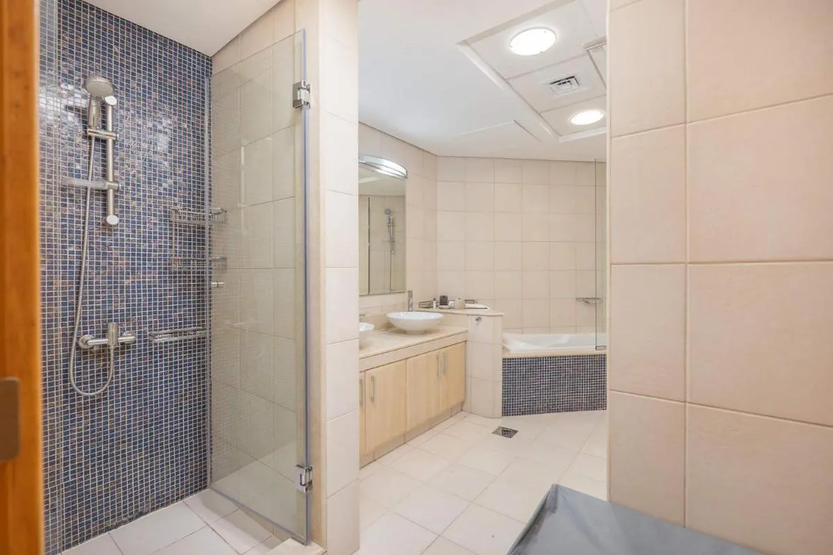 ⁨Free housekeeping visits during your stay - StayShort - 2 Bed in Palm Jumeirah Sleeps 4 with Beach Access⁩ — صورة 18