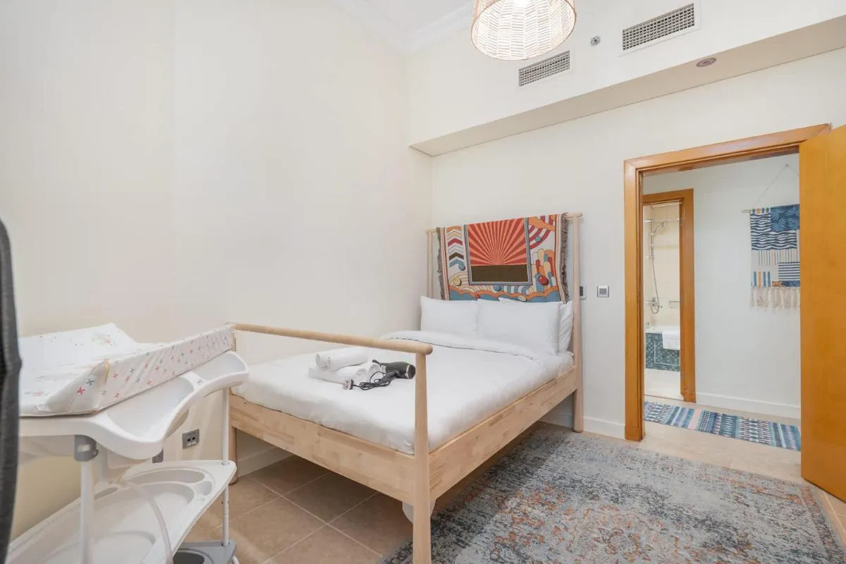 ⁨Free housekeeping visits during your stay - StayShort - 2 Bed in Palm Jumeirah Sleeps 4 with Beach Access⁩ — صورة 19