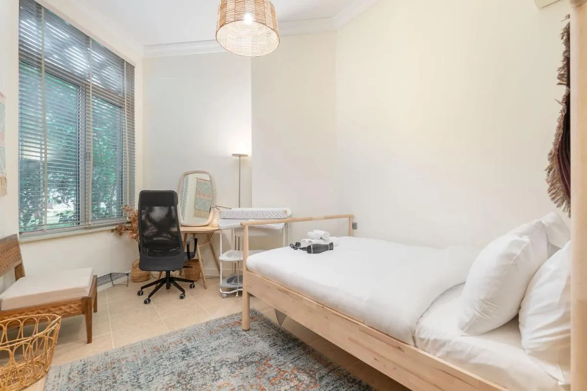 ⁨Free housekeeping visits during your stay - StayShort - 2 Bed in Palm Jumeirah Sleeps 4 with Beach Access⁩ — صورة 20