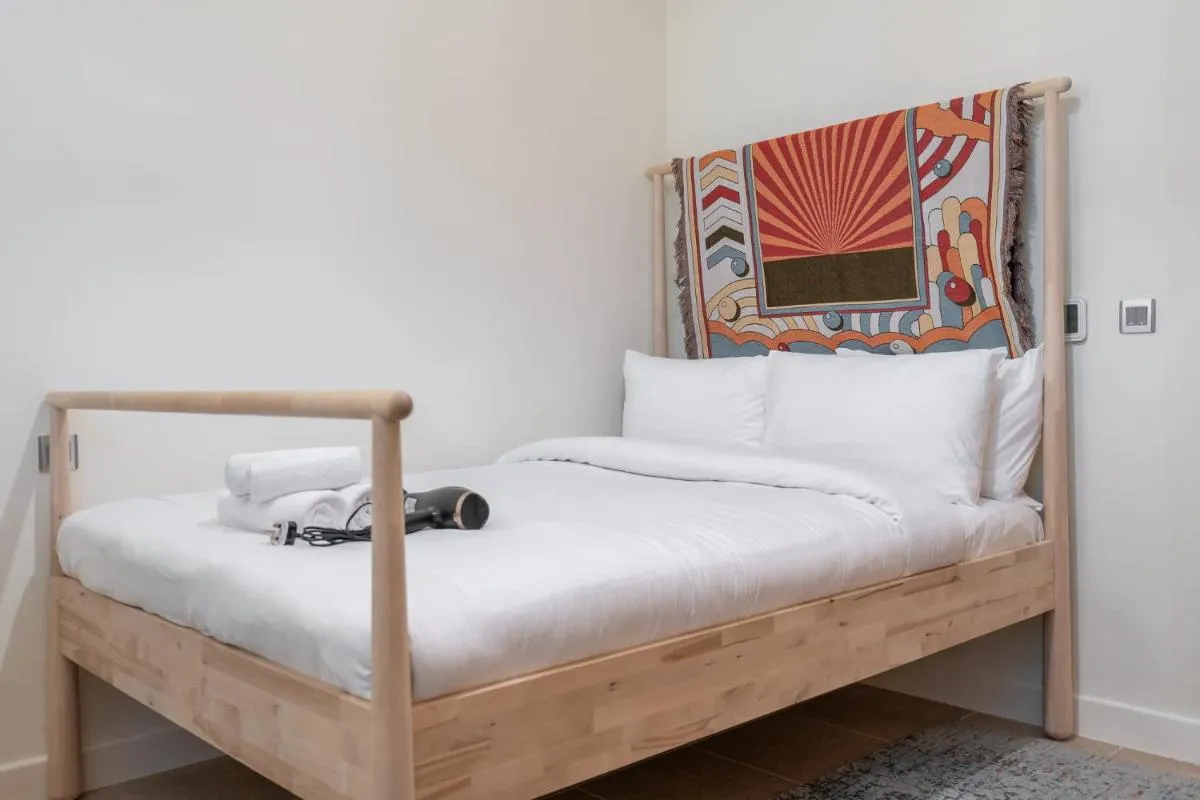 ⁨Free housekeeping visits during your stay - StayShort - 2 Bed in Palm Jumeirah Sleeps 4 with Beach Access⁩ — صورة 21