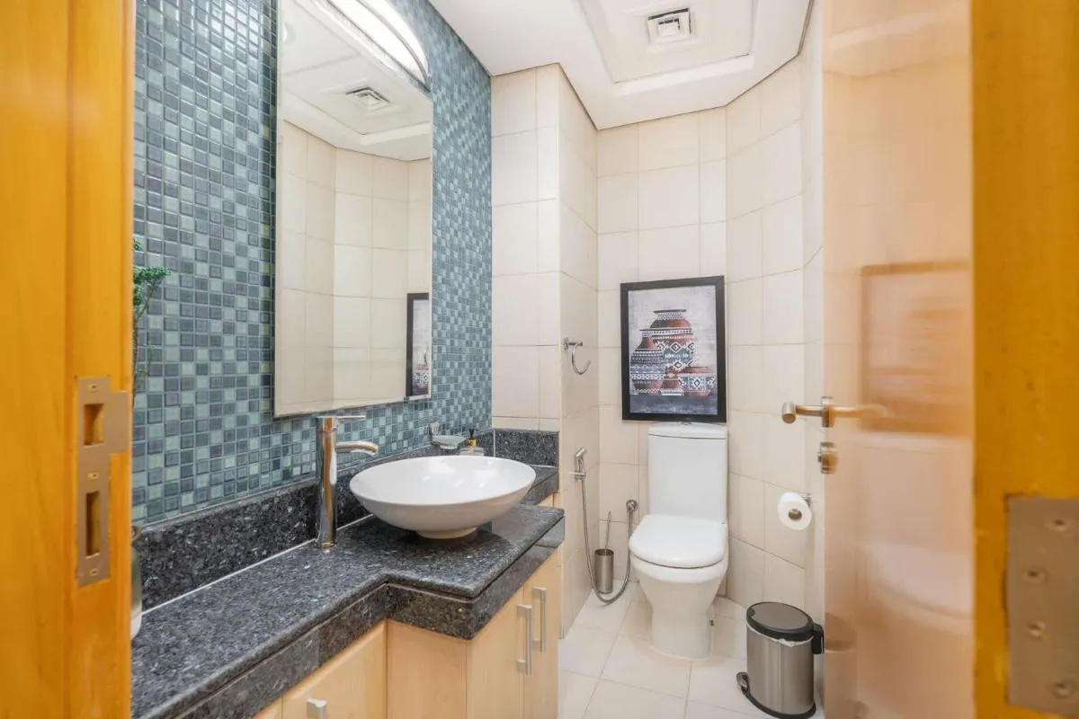 ⁨Free housekeeping visits during your stay - StayShort - 2 Bed in Palm Jumeirah Sleeps 4 with Beach Access⁩ — صورة 22