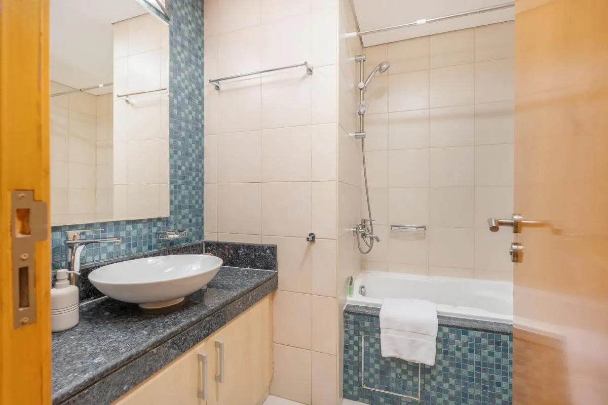 ⁨Free housekeeping visits during your stay - StayShort - 2 Bed in Palm Jumeirah Sleeps 4 with Beach Access⁩ — صورة 23