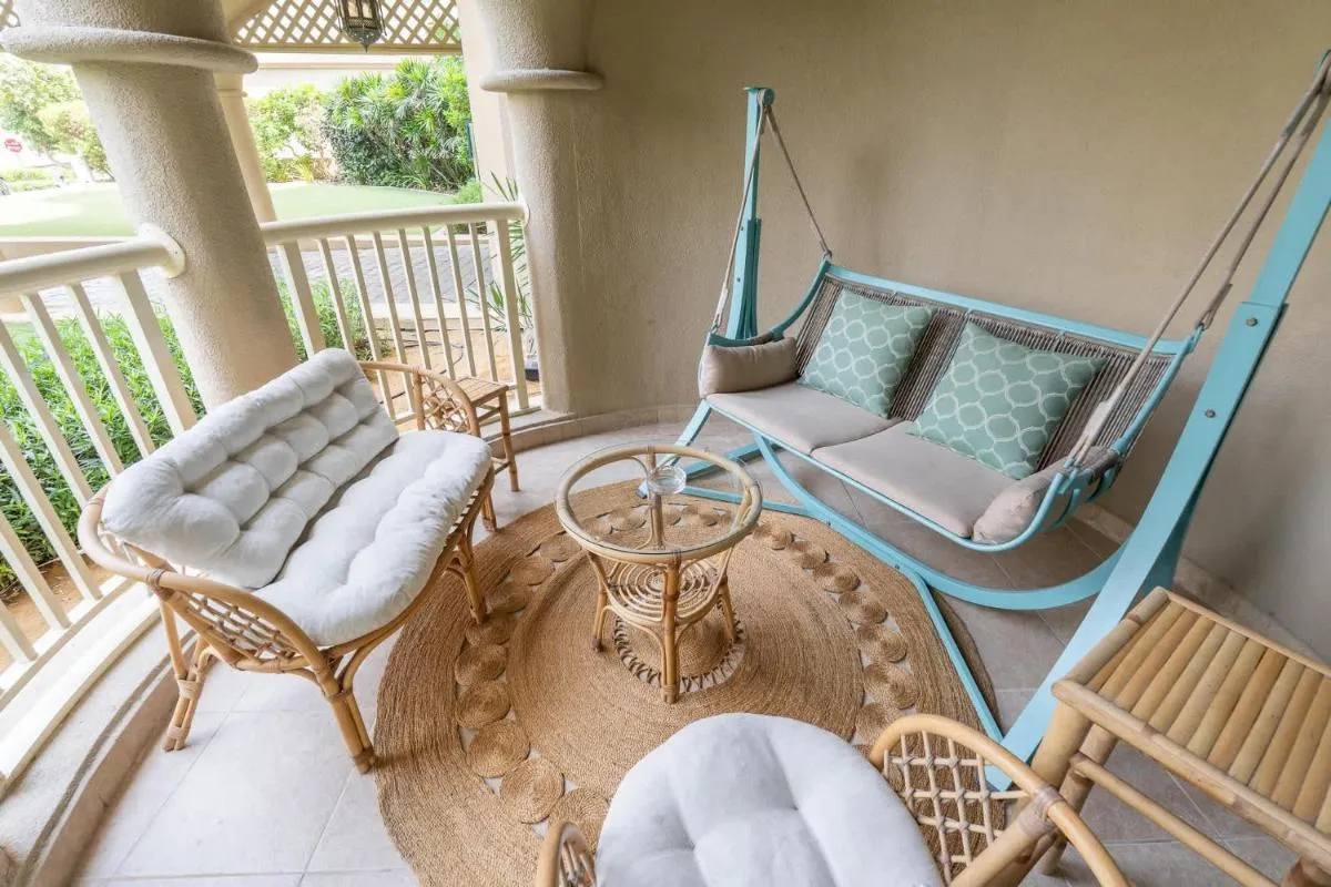 ⁨Free housekeeping visits during your stay - StayShort - 2 Bed in Palm Jumeirah Sleeps 4 with Beach Access⁩ — صورة 24