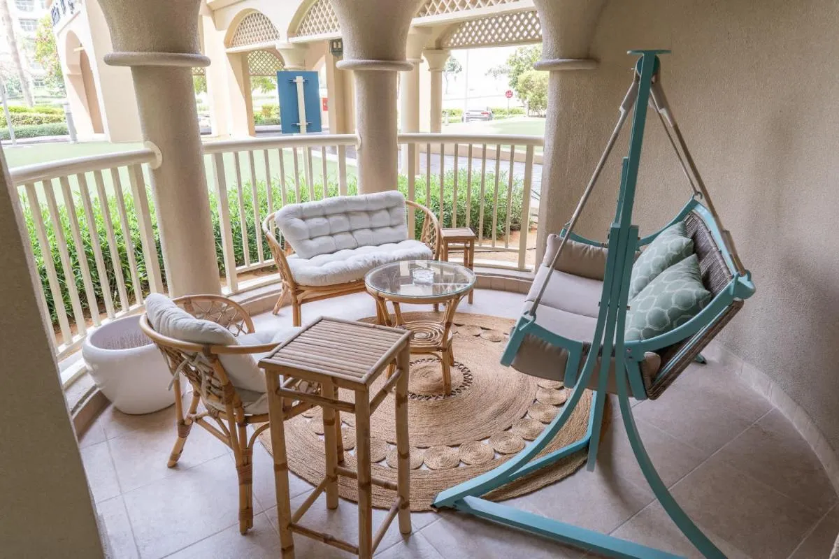 ⁨Free housekeeping visits during your stay - StayShort - 2 Bed in Palm Jumeirah Sleeps 4 with Beach Access⁩ — صورة 3