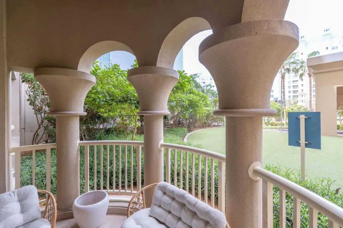 ⁨Free housekeeping visits during your stay - StayShort - 2 Bed in Palm Jumeirah Sleeps 4 with Beach Access⁩ — صورة 25