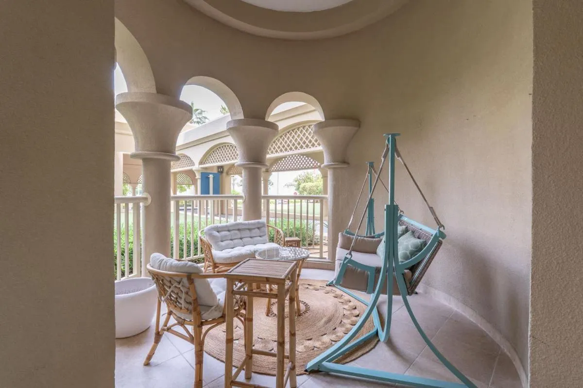 ⁨Free housekeeping visits during your stay - StayShort - 2 Bed in Palm Jumeirah Sleeps 4 with Beach Access⁩ — صورة 26