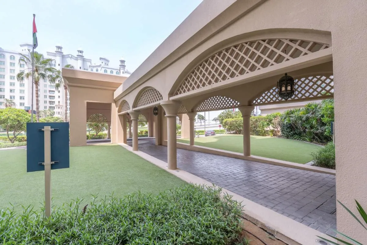 ⁨Free housekeeping visits during your stay - StayShort - 2 Bed in Palm Jumeirah Sleeps 4 with Beach Access⁩ — صورة 7