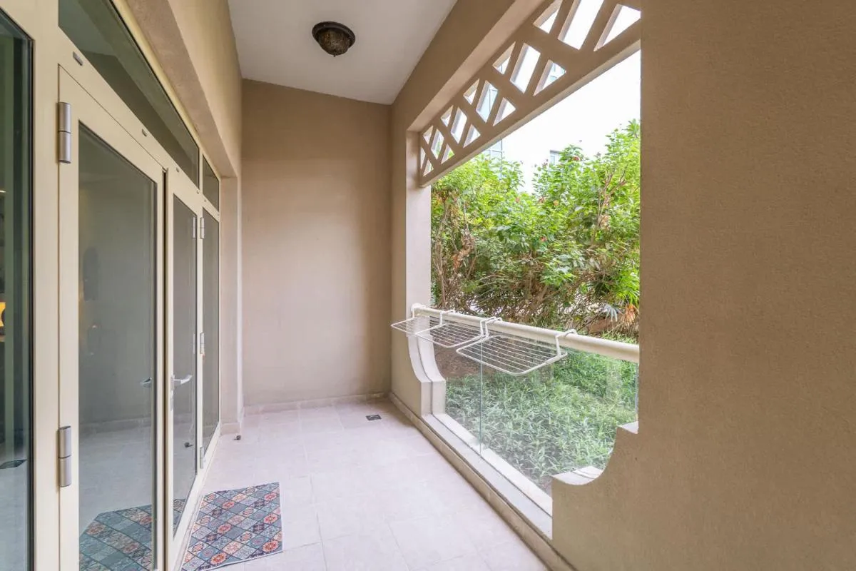 ⁨Free housekeeping visits during your stay - StayShort - 2 Bed in Palm Jumeirah Sleeps 4 with Beach Access⁩ — صورة 28