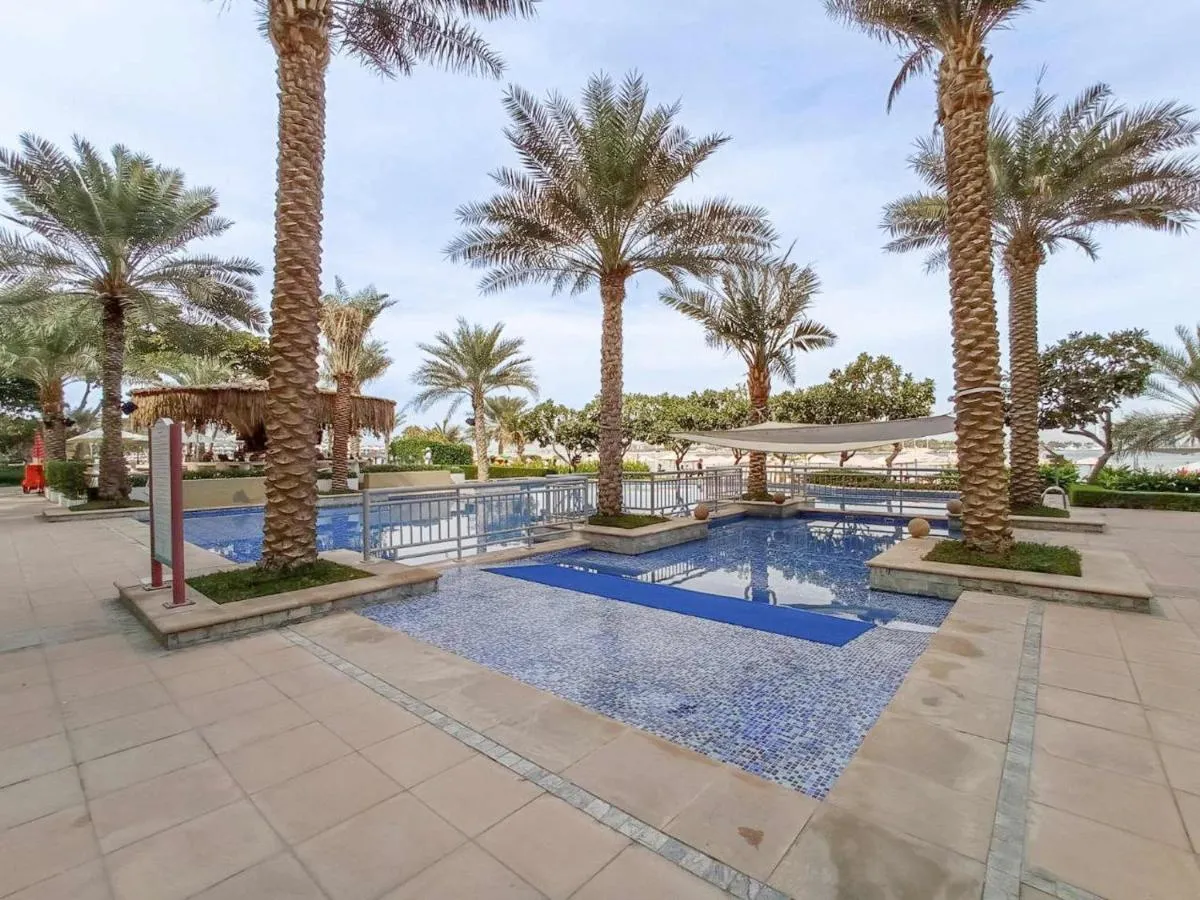 ⁨Free housekeeping visits during your stay - StayShort - 2 Bed in Palm Jumeirah Sleeps 4 with Beach Access⁩ — صورة 30