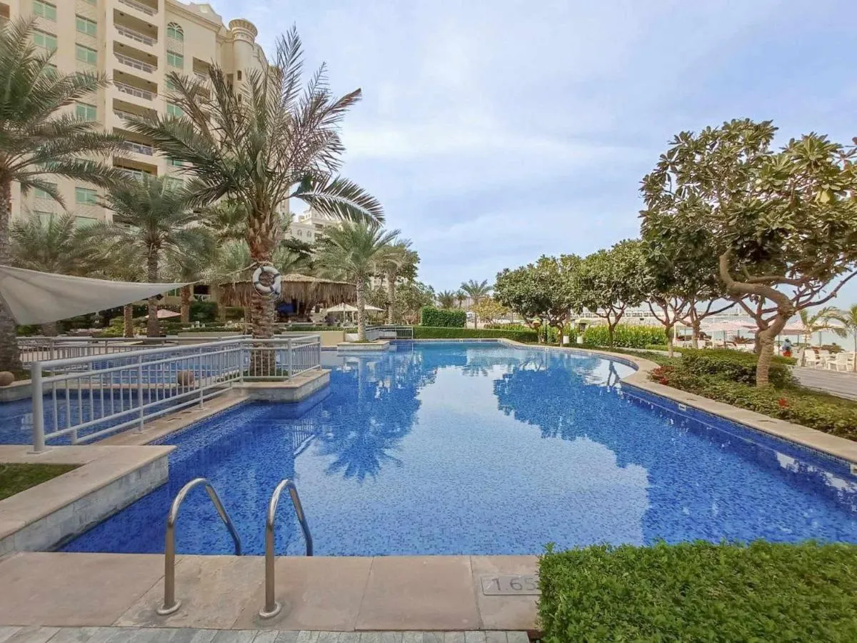 ⁨Free housekeeping visits during your stay - StayShort - 2 Bed in Palm Jumeirah Sleeps 4 with Beach Access⁩ — صورة 4